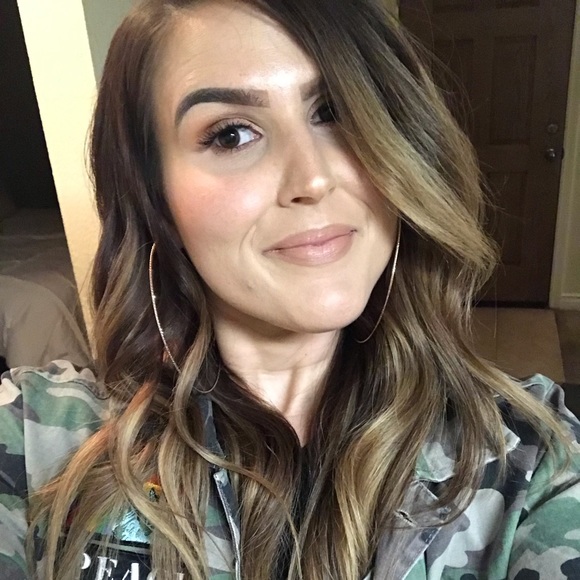 Meet your Posher, Carly - Picture 1 of 1